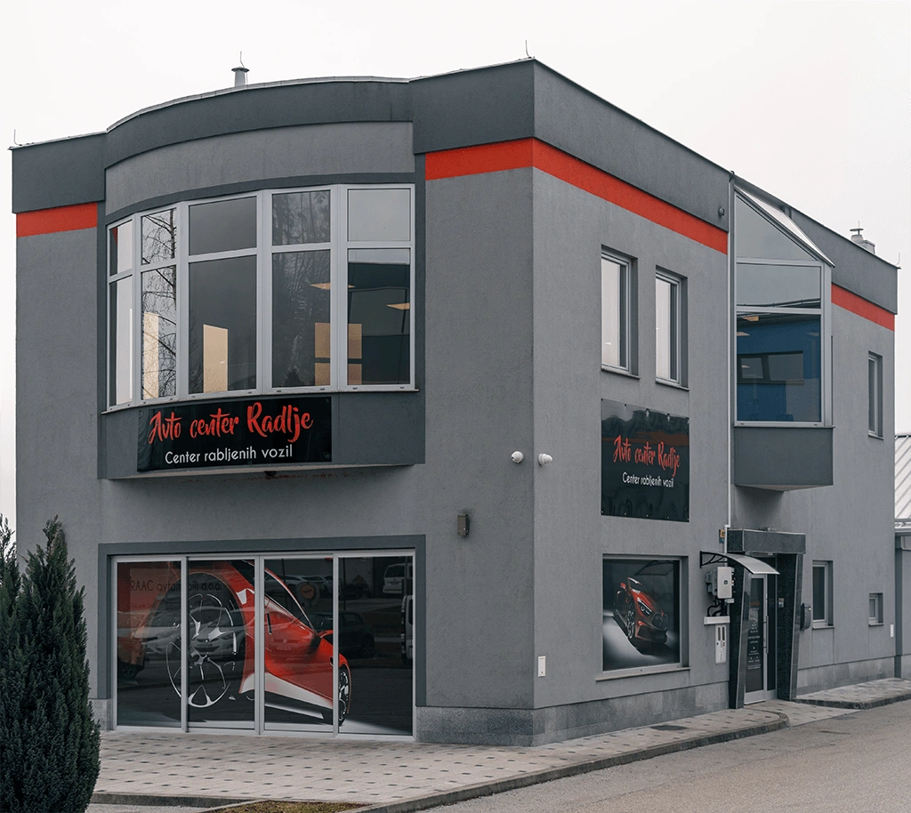 RAAC avtomobili – Poslovalnica Radlje Zunanjost salona podjetja RAAC avtomobili AC Radlje