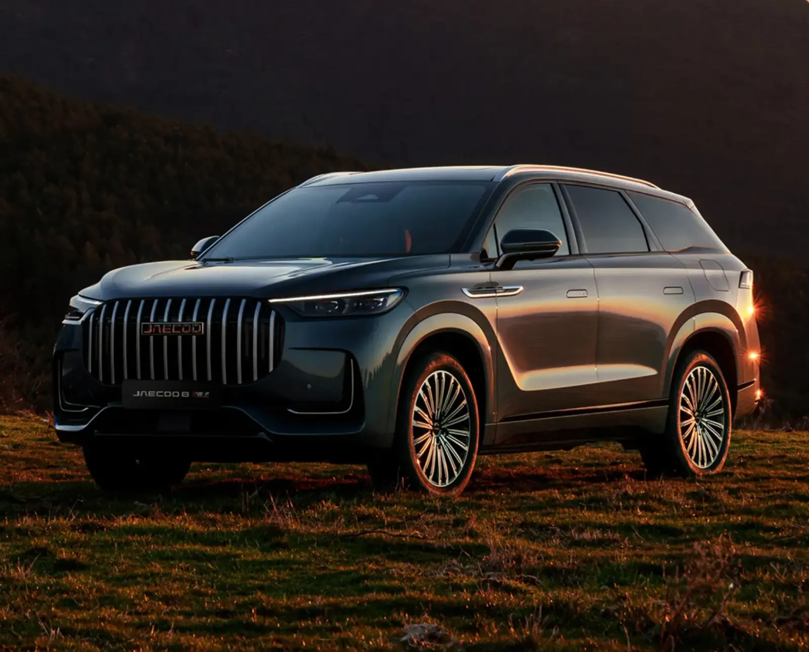 Jaecoo 8 SHS-P v modri barvi med vožnjo – priključni hibridni SUV D-segmenta