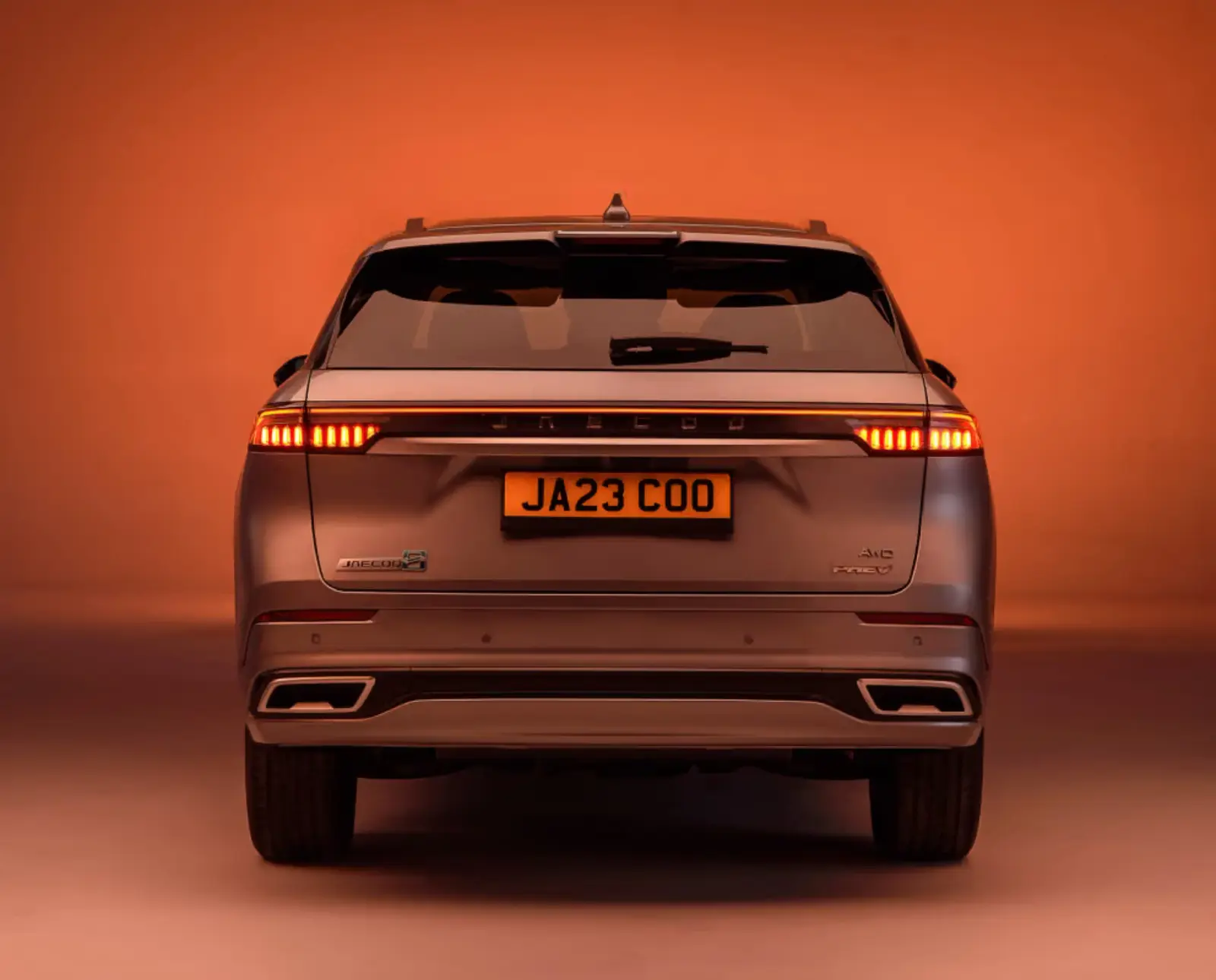 raac-avtomobili-jaecoo-8-shs-p-07-zadnji-pogled-svetlobni-podpis Jaecoo 8 SHS-P zadnji pogled – LED svetlobni podpis in oznaka AWD PHEV