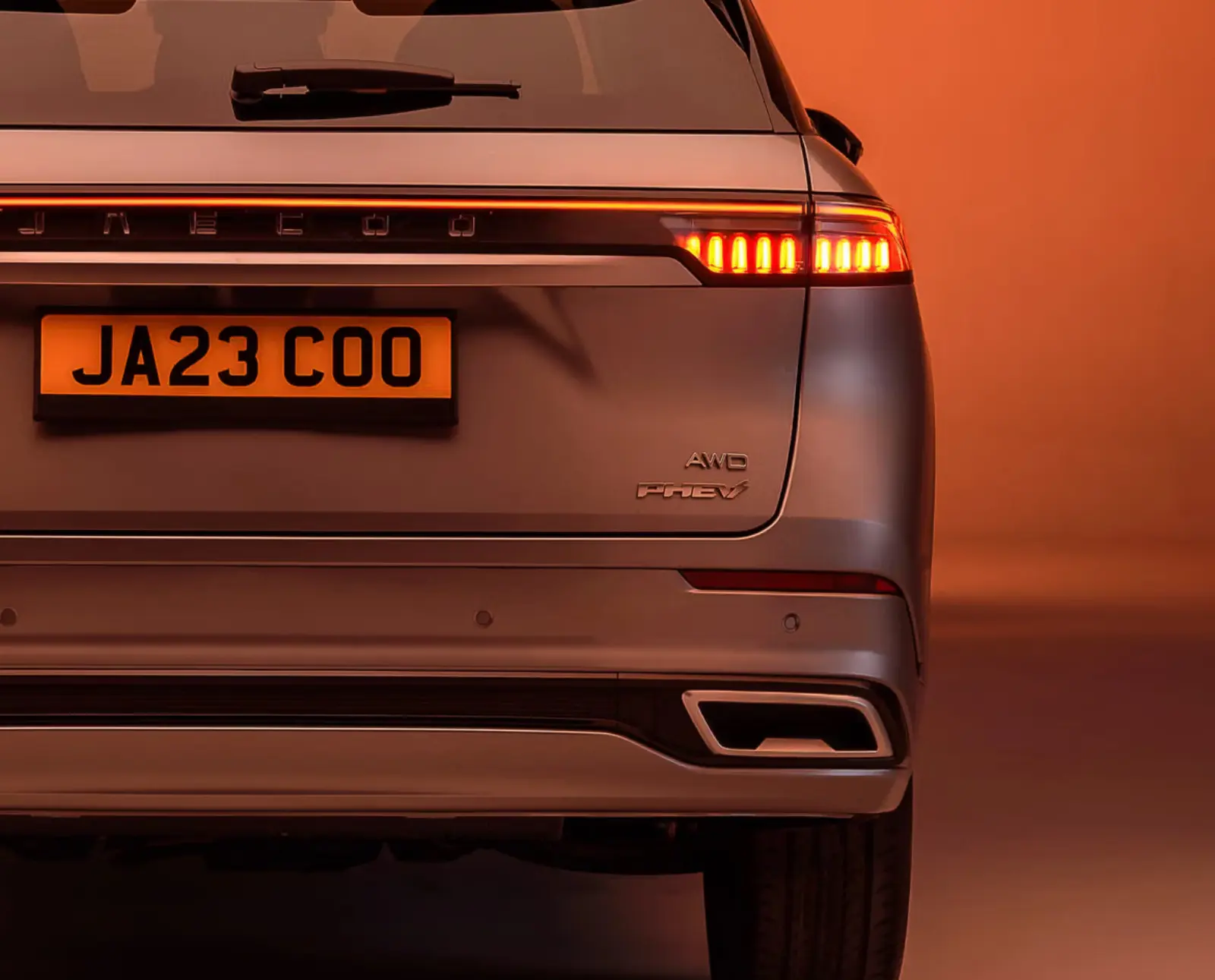 raac-avtomobili-jaecoo-8-shs-p-08-zadnja-svetila-detajl-awd-phev Detajl zadnjih LED luči Jaecoo 8 SHS-P z oznakama AWD in PHEV